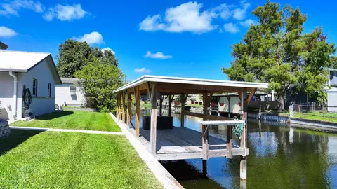 Exterior - 1069 9th St, Okeechobee, FL 34974 photo 4 of 10