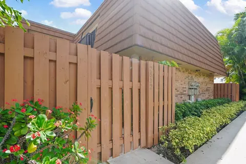 2512 Camelot Ct, Hollywood, FL 33026