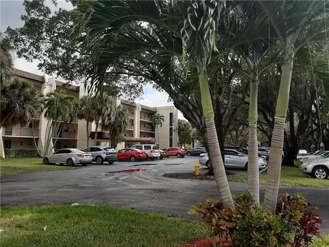 9430 Poinciana Pl #402, Davie, FL 33324
