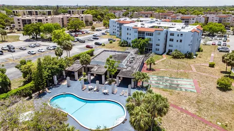 2800 Somerset Dr #218J, Lauderdale Lakes, FL 33311