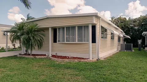 8128 South St, Boca Raton, FL 33433