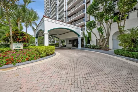 3640 Yacht Club Dr #1410, Miami, FL 33180
