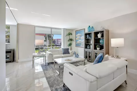 9720 S Hollybrook Lake Dr #204, Pembroke Pines, FL 33025