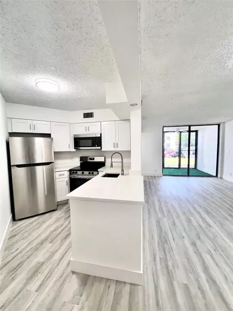 214 Lake Pointe #103, Oakland Park, FL 33309