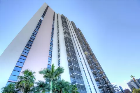 20301 W Country Club Dr #930, Aventura, FL 33180