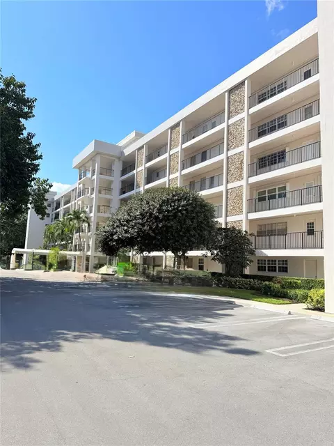 2801 N Palm Aire Dr #604, Pompano Beach, FL 33069