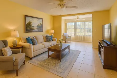 2850 Somerset #208, Lauderdale Lakes, FL 33311