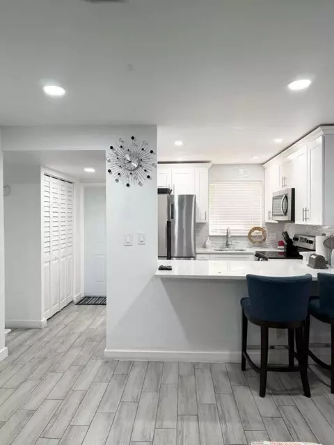 2950 W Sunrise Lks #106, Sunrise, FL 33322