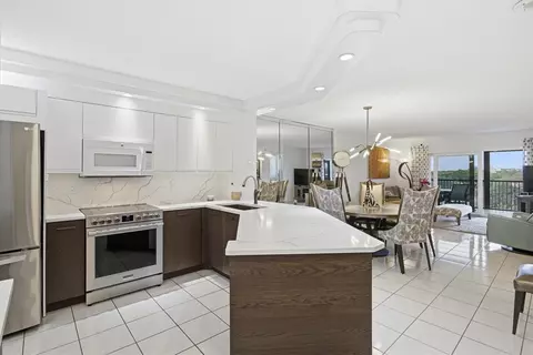 2238 N Cypress Bend Dr #608, Pompano Beach, FL 33069
