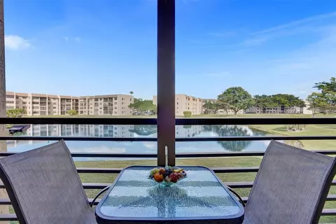 10467 Sunrise Lakes Blvd #210, Sunrise, FL 33322