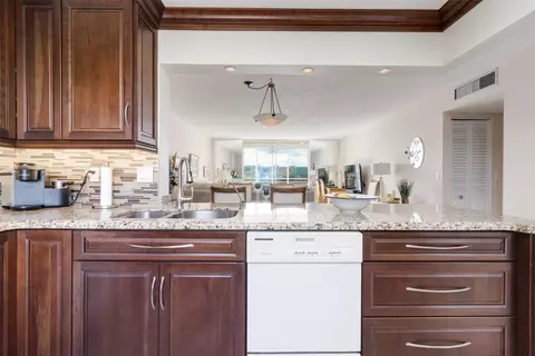 414 SE 10th #302, Dania Beach, FL 33004