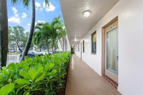 10402 Sunrise Lakes Blvd #104, Sunrise, FL 33322