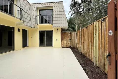 1700 Embassy Dr #402, West Palm Beach, FL 33401