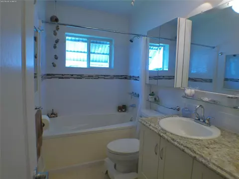 4600 NW 43rd St, Lauderdale Lakes, FL 33319