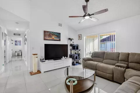 18840 NW 57th Ave #302, Hialeah, FL 33015
