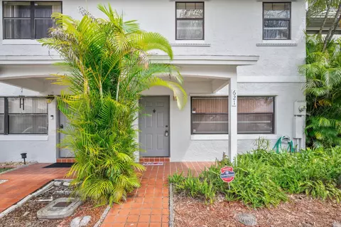 621 NW 105th Way, Pembroke Pines, FL 33026