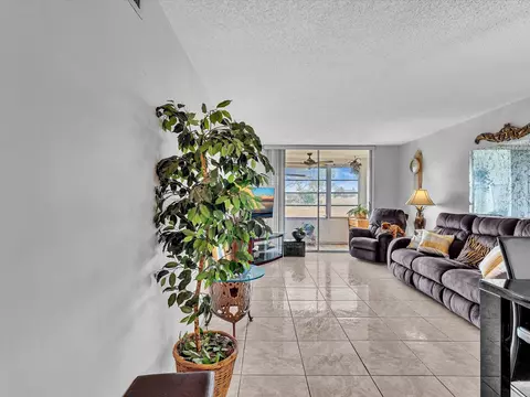 9041 Sunrise Lakes Blvd #113, Sunrise, FL 33322