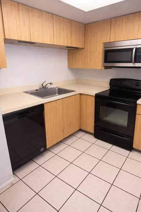 103 Royal Park Dr #2C, Oakland Park, FL 33309