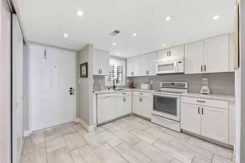 9460 Sunrise Lakes Blvd #112, Sunrise, FL 33322