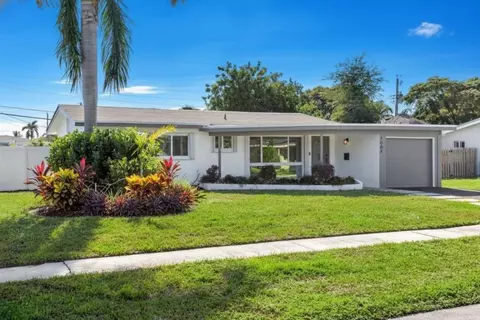 1004 SE 14th St, Deerfield Beach, FL 33441