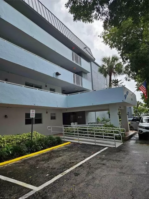 3600 NE 170th #408, North Miami Beach, FL 33160