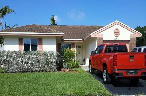 681 Pine Rdg, Davie, FL 33325