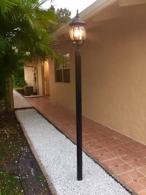 8002 SW 7th Ct, North Lauderdale, FL 33068