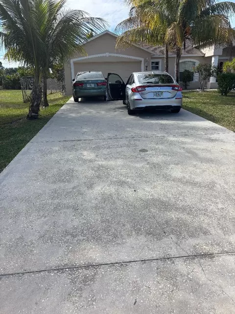944 SW Del Rio Blvd, Port Saint Lucie, FL 34953
