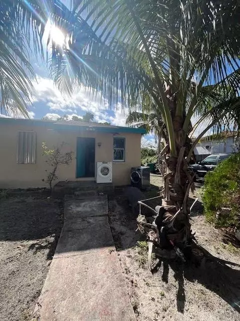 2956 NW 49th St, Miami, FL 33142