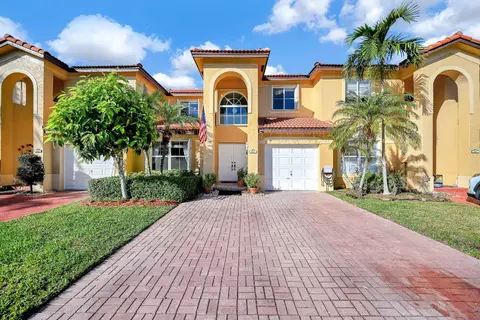 251 W Forest Oak Cir, Davie, FL 33325