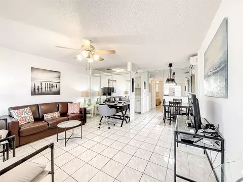 815 SW 10th Ter #18V, Hallandale Beach, FL 33009