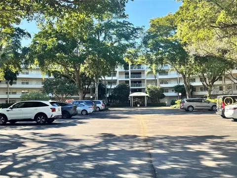 3980 Oaks Clubhouse Dr #405, Pompano Beach, FL 33069