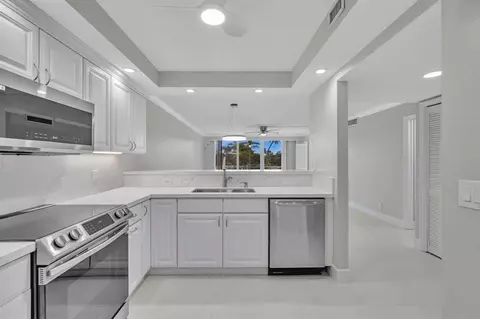 3800 Oaks Clubhouse Dr #201, Pompano Beach, FL 33069