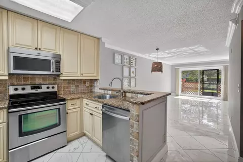 2230 N Cypress Bnd #108, Pompano Beach, FL 33069