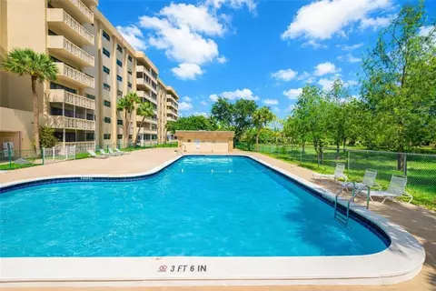 800 NE 195th St #606, Miami, FL 33179