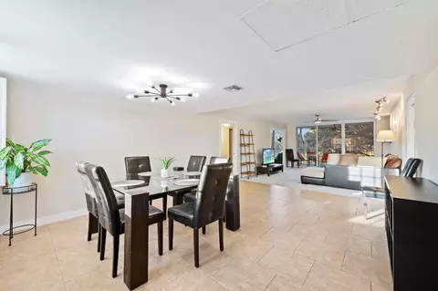 3900 Oaks Clubhouse Dr #310, Pompano Beach, FL 33069