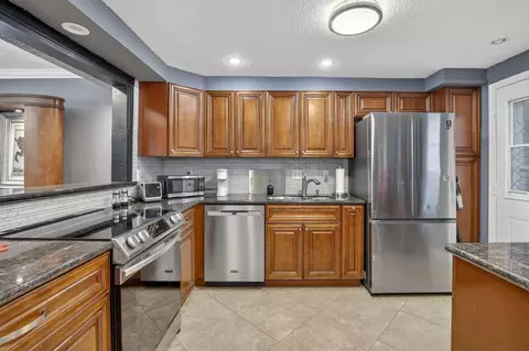 3050 NE 16th Ave #207, Oakland Park, FL 33334