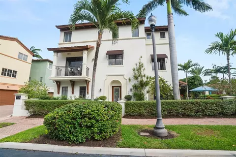 72 NW Chaucer Ln, Boca Raton, FL 33432