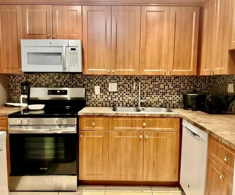 5985 Del Lago Cir #223, Sunrise, FL 33313