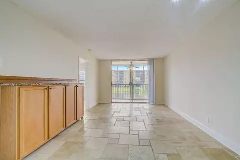 7940 NW 50th St #203, Lauderhill, FL 33351