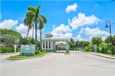 5300 NW 18th St #4, Lauderhill, FL 33313
