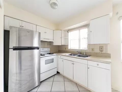 5870 NW 16th Pl, Sunrise, FL 33313