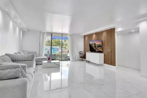 2801 NE 183rd St #101W, Aventura, FL 33160