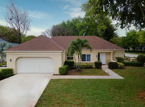 10195 Greentrail Dr, Boynton Beach, FL 33436