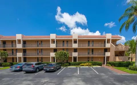 5926 Coral Lake Dr #302, Margate, FL 33063