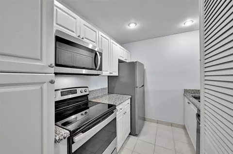 906 Twin Lakes Dr #8-J, Coral Springs, FL 33071