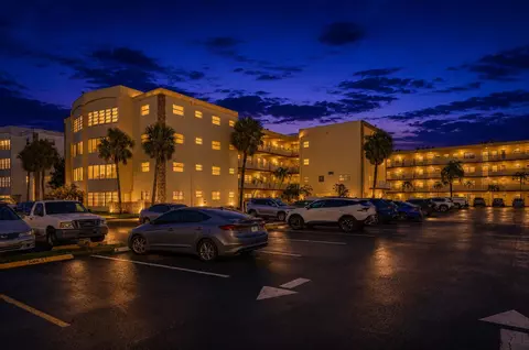 3990 NW 42nd Ave #305, Lauderdale Lakes, FL 33319
