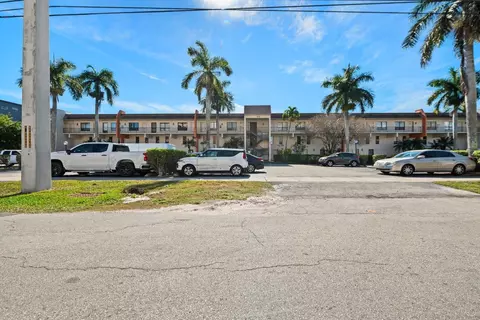 1100 Crystal Lake Dr #105, Pompano Beach, FL 33064