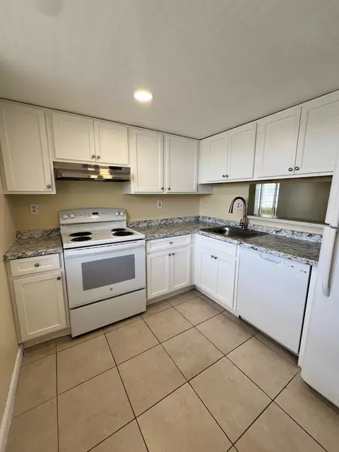 3001 NW 48th Ave #439, Lauderdale Lakes, FL 33313