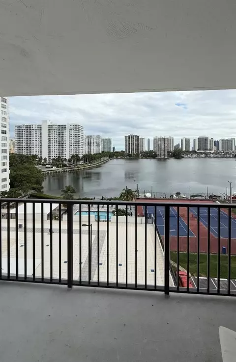 2750 NE 183rd St #709, Aventura, FL 33160